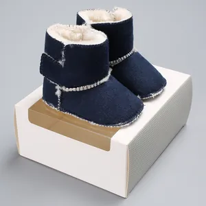 Primer plano de botas de invierno cálidas azul marino para bebé con forro de piel