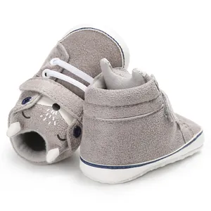 Dettaglio scarpe neonato volpe grigia con suola morbida, lacci e chiusura velcro