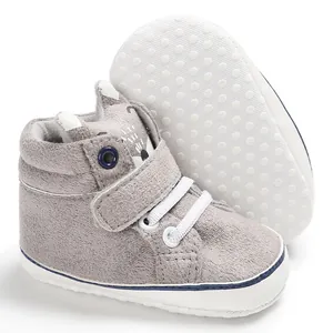 Dettaglio scarpe neonato volpe grigia con suole morbide antiscivolo a puntini bianchi