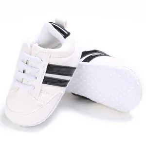 Vista detallada de zapatos blancos para bebés con suelas suaves antideslizantes de puntos