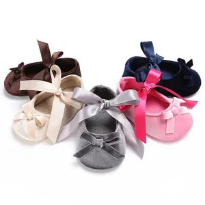 Detailansicht von Samt-Babyschuhen für Mädchen in fünf Farben mit Satin-Schleifen