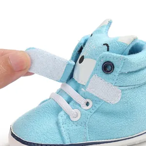 Dettaglio della chiusura a strappo su queste graziose scarpe da neonato con motivo volpe