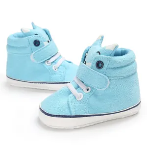 Vista dettagliata delle scarpe primi passi azzurre neonato con design volpe e velcro.
