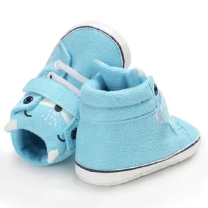 Dettaglio scarpe primi passi azzurre con motivo a volpe per neonati da 0 a 1 anno.