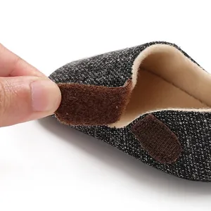 Primer plano del cierre de velcro resistente en zapatos de aprendizaje para bebés.
