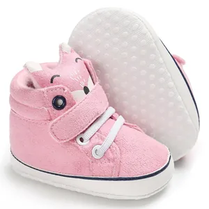 Dettaglio scarpe primi passi volpe rosa per neonati con suole morbide antiscivolo.