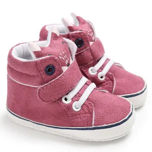 Primo piano di scarpine per neonati a forma di volpe rosa con suole morbide e velcro