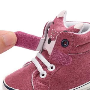 Dettaglio scarpa primi passi volpe rosa con chiusura a strappo e consistenza in scamosciato