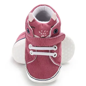Dettaglio frontale di scarpe da neonato rosa con grazioso design a volpe