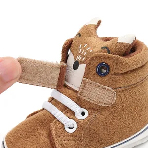 Dettaglio delle scarpine primi passi marroni a tema volpe con chiusura a velcro.