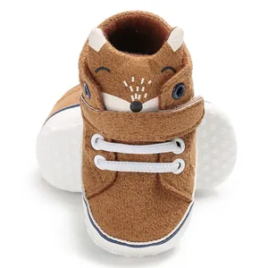 Dettaglio scarpe da camminata per neonati marroni a forma di volpe con suola antiscivolo
