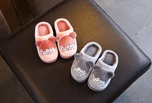 Vue détaillée des chaussons en peluche chauds pour enfants avec broderie de chiot