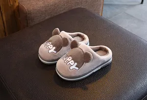 Détail des chaussons en peluche chaude pour enfants avec oreilles de chiot mignon
