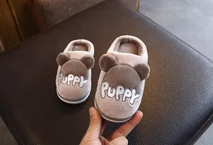 Vue détaillée de chaussons en peluche pour enfants avec broderie Puppy et oreilles