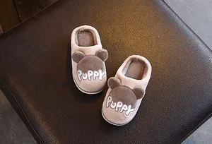 Vue détaillée de chaussons d'hiver en peluche pour enfants avec broderie chiot mignonne