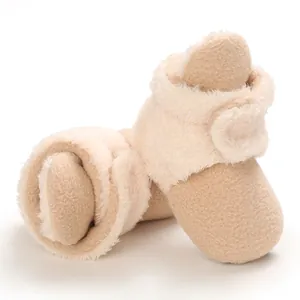 Detalle de la textura de forro polar suave y cierre de velcro de las botas de bebé