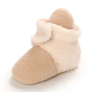 Primer plano detallado de botas de nieve de forro polar para bebés de 0 a 1 año