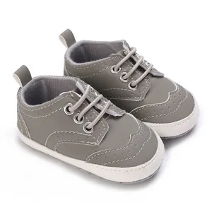 Detailopname van grijze babyschoentjes met zachte antislipzolen en sierstiksels