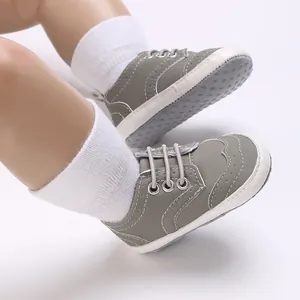 Close-up detail van grijze baby loopschoenen met antislip zachte zolen en veters