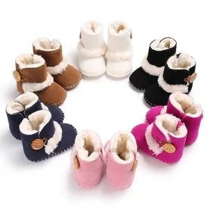 Verschiedene farbenfrohe plüschgefütterte Winter-Schneestiefel für Babys im Kreis