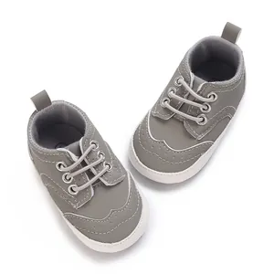 Grijze babyloopschoenen met zachte witte zolen en vetersluiting voor baby's 0-1 jaar