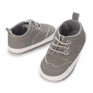 Gedetailleerde weergave van grijze babyloopschoenen met zachte antislipzolen