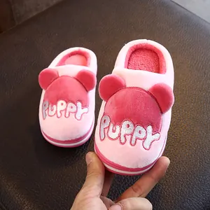 Pantoufles en peluche rose pour enfants avec de jolies oreilles et une broderie Puppy d'hiver.