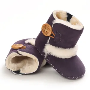 Detailansicht der lila Baby-Winterstiefel mit weichem weißen Kunstpelz-Innenfutter