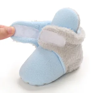 Detalle de las cálidas botas de nieve azules para bebés con cierre de velcro ajustable