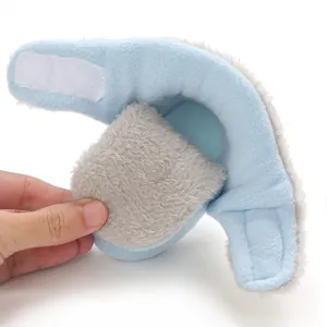 Detalle de botas de nieve azules para bebé con forro polar suave y cálida textura interior