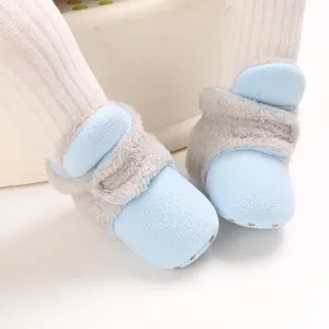 Primer plano de botas de nieve para bebé de vellón azul claro con forro de piel sintética
