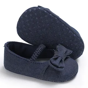 Vista dettagliata delle scarpe neonata blu a pois con fiocco e suola antiscivolo