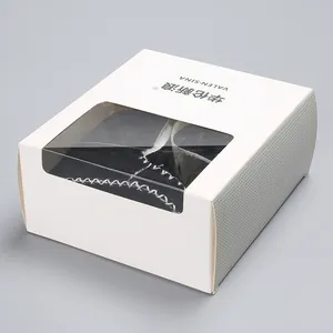 Dettaglio di scarpe da camminata nere per neonati in una scatola regalo con finestra.