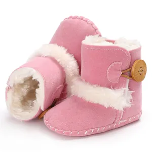 Detailansicht rosa Babystiefel mit flauschigem weißem Kunstfellfutter und dekorativem Holzknopf