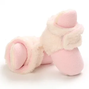 Botas de nieve rosas de forro polar para bebé con ribete de piel sintética blanca muy suaves.