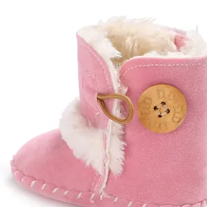 Detailansicht der rosa Baby-Schneestiefel mit weichem und warmem weißem Plüschfutter