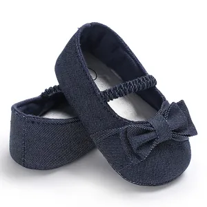 Vista dettagliata delle scarpe da passeggio per neonata con pois e un fiocco blu