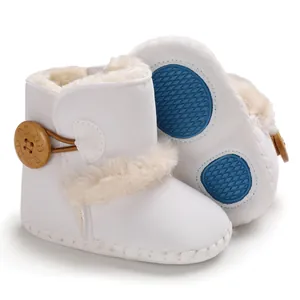 Detailansicht warmer weißer Babystiefel mit Kunstfellfutter und rutschfester blauer Sohle
