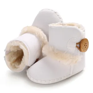 Gemütliche weiße Baby-Schneestiefel mit Kunstpelzbesatz und dekorativem Seitenknopf.