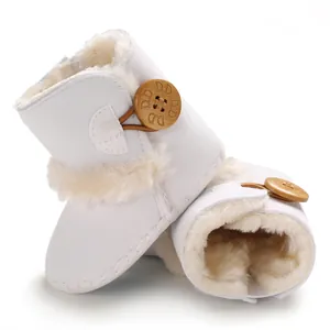 Detailansicht weißer Baby-Schneestiefel mit weichem Plüschfutter und Holzknopf-Akzent