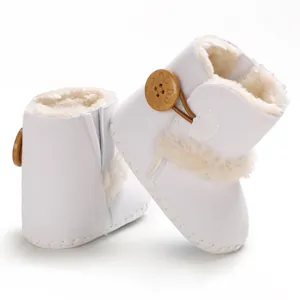 Detailansicht der weißen Baby-Winterstiefel mit warmem Fellfutter und einem Holzknopfdetail