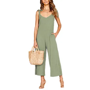 Tuta in cotone verde con spalline regolabili e tasche laterali per uno stile casual