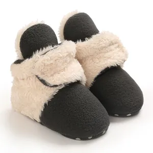 Detalle de cerca de botas de nieve para bebé con forro de felpa suave y velcro.
