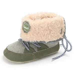 Dettaglio scarpa primi passi verde per neonato con collo in pelliccia sintetica beige