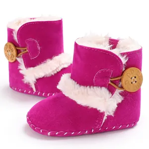Detailansicht der fuchsiafarbenen Baby-Winterstiefel mit weißem Kunstfellbesatz.