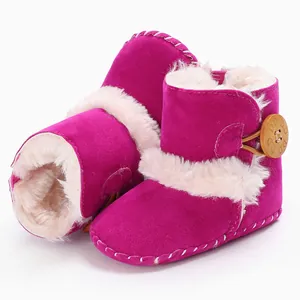 Detailaufnahme warmer magentafarbener Babystiefel mit weichem Kunstfellfutter.