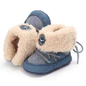 Scarpe invernali calde per neonati con fodera in peluche e tessuto blu stile denim.