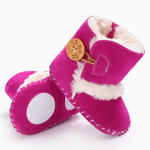 Detailansicht der pinken Baby-Winterstiefel mit warmem Kunstfellfutter und Holzknopf