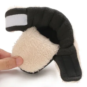 Detalle del forro de felpa suave y el cierre de velcro de las botas de nieve para bebés.