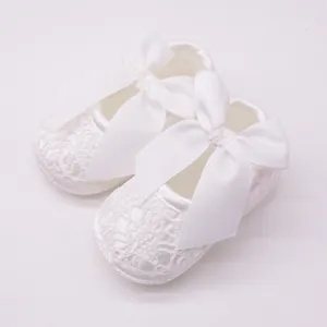 Elegantes zapatos de princesa de encaje blanco para bebé con suela blanda y gran lazo